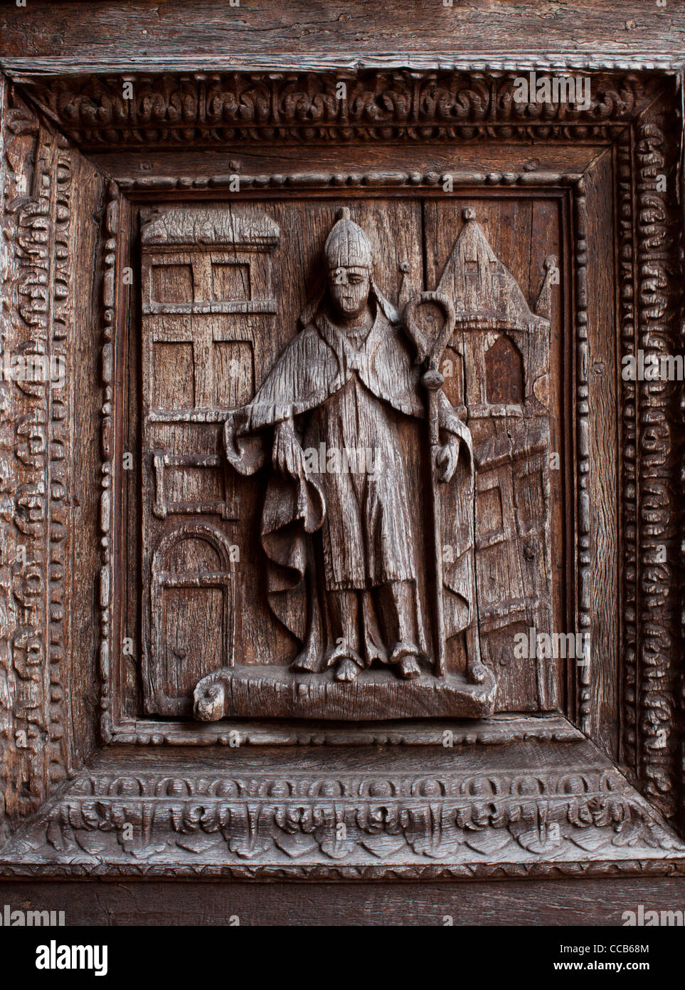 Un legno intagliato incisione di un pastore sulla porta del duomo. Todi, Umbria, Italia. Foto Stock