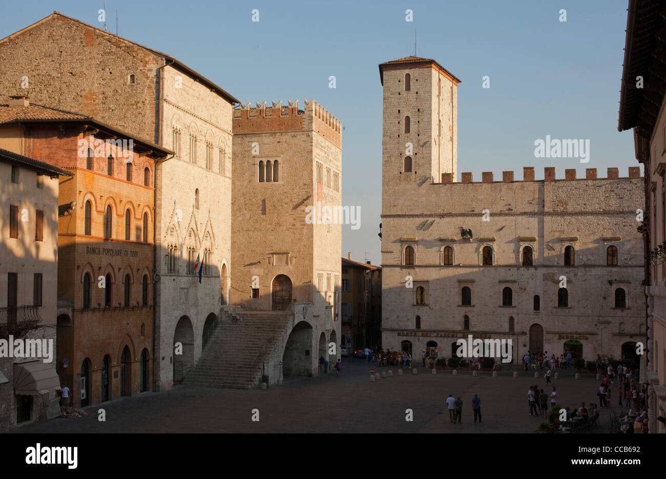 La Piazza del Popolo con il Palazza de Capitano e Palazzo dei Priori. Todi, Umbria, Italia. Foto Stock