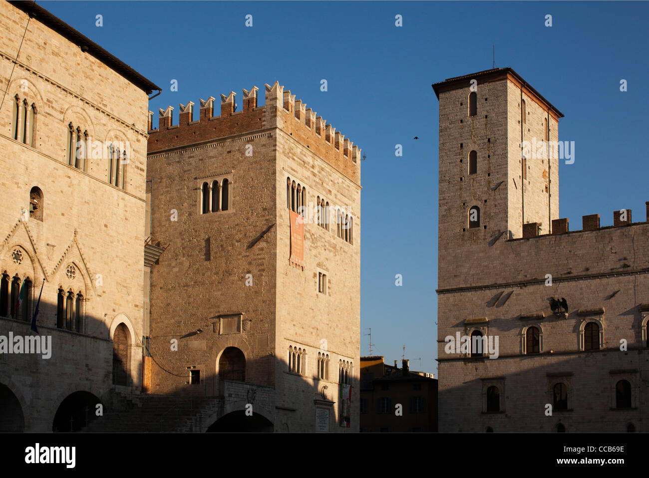 La Piazza del Popolo con il Palazza de Capitano e Palazzo dei Priori. Todi, Umbria, Italia. Foto Stock