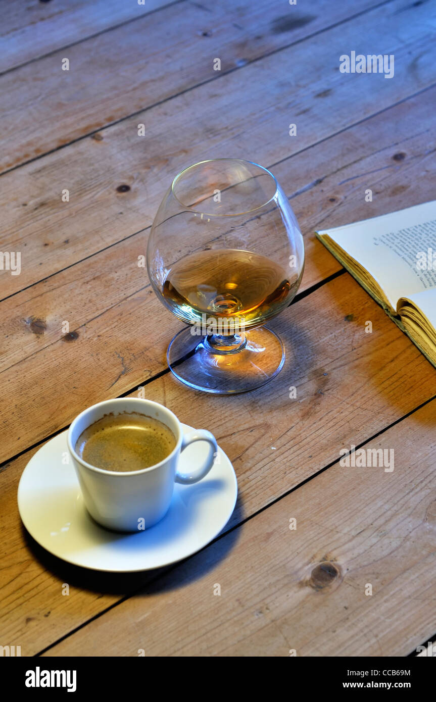 Il cognac in vetro e il caffè sul tavolo del café francese Foto Stock
