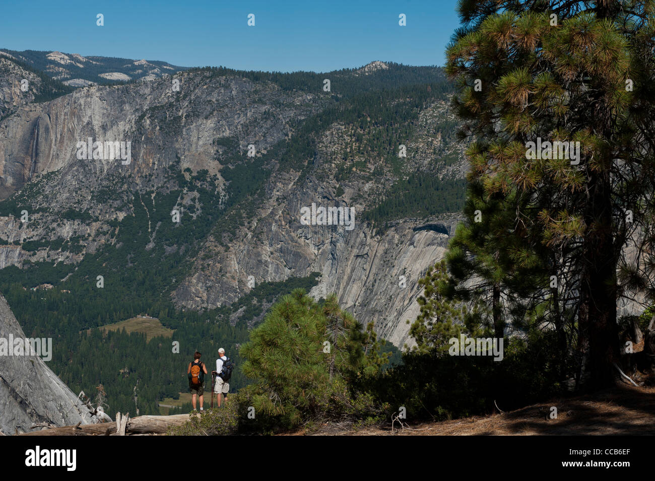 Escursionismo Il sentiero panoramico. Il parco nazionale di Yosemite Valley View a nord-ovest dal punto panoramico. Parco Nazionale di Yosemite. In California. Stati Uniti d'America Foto Stock