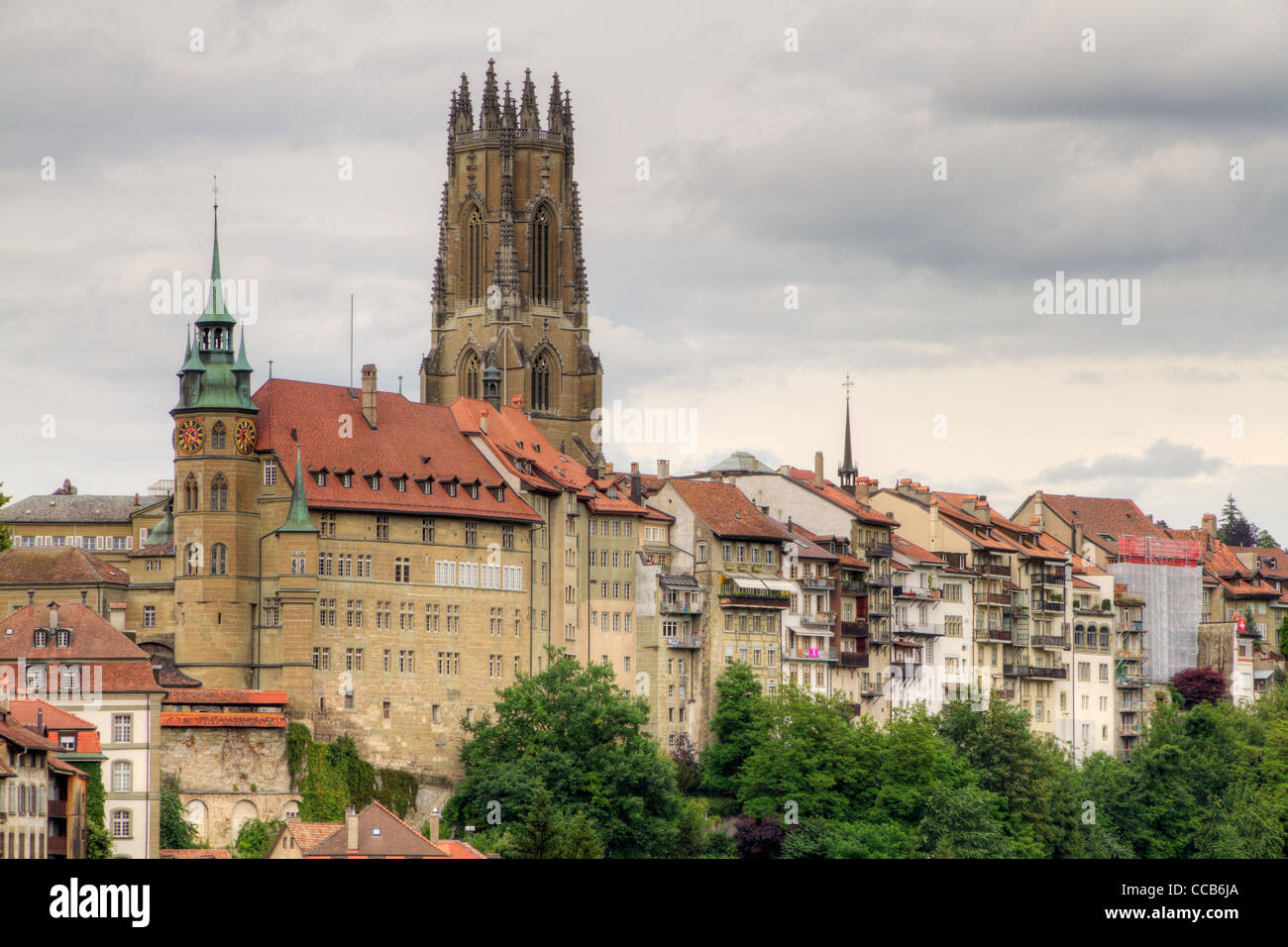 Città vecchia di Friburgo in Svizzera con una cattedrale San Nicholas Cathedral e 74 m alta torre campanaria Foto Stock