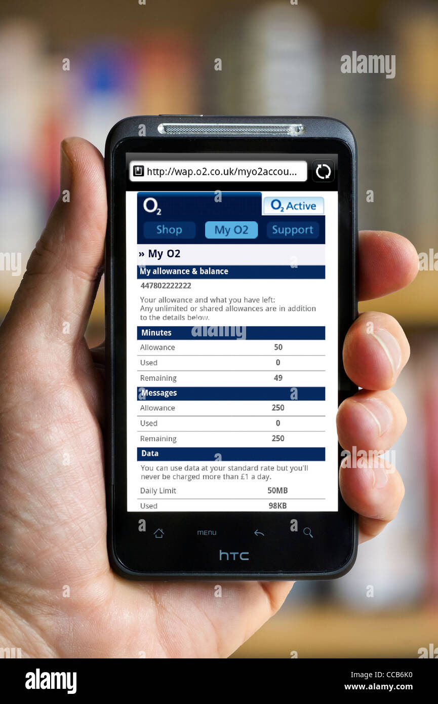 Controllare l'O2 account mobile su un HTC smartphone, REGNO UNITO Foto Stock