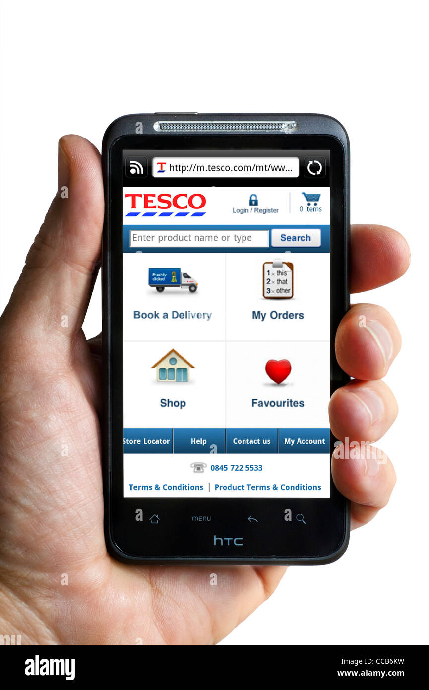 Lo shopping online a Tesco su uno smartphone HTC Foto Stock