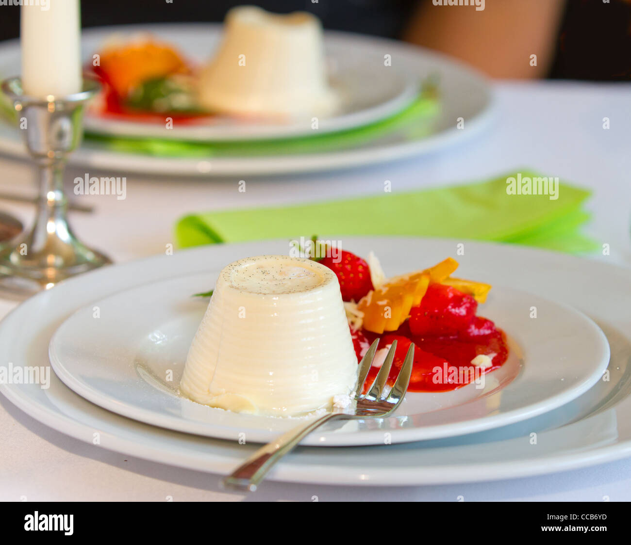 Panna cotta dessert su formale tavola decorati Foto Stock