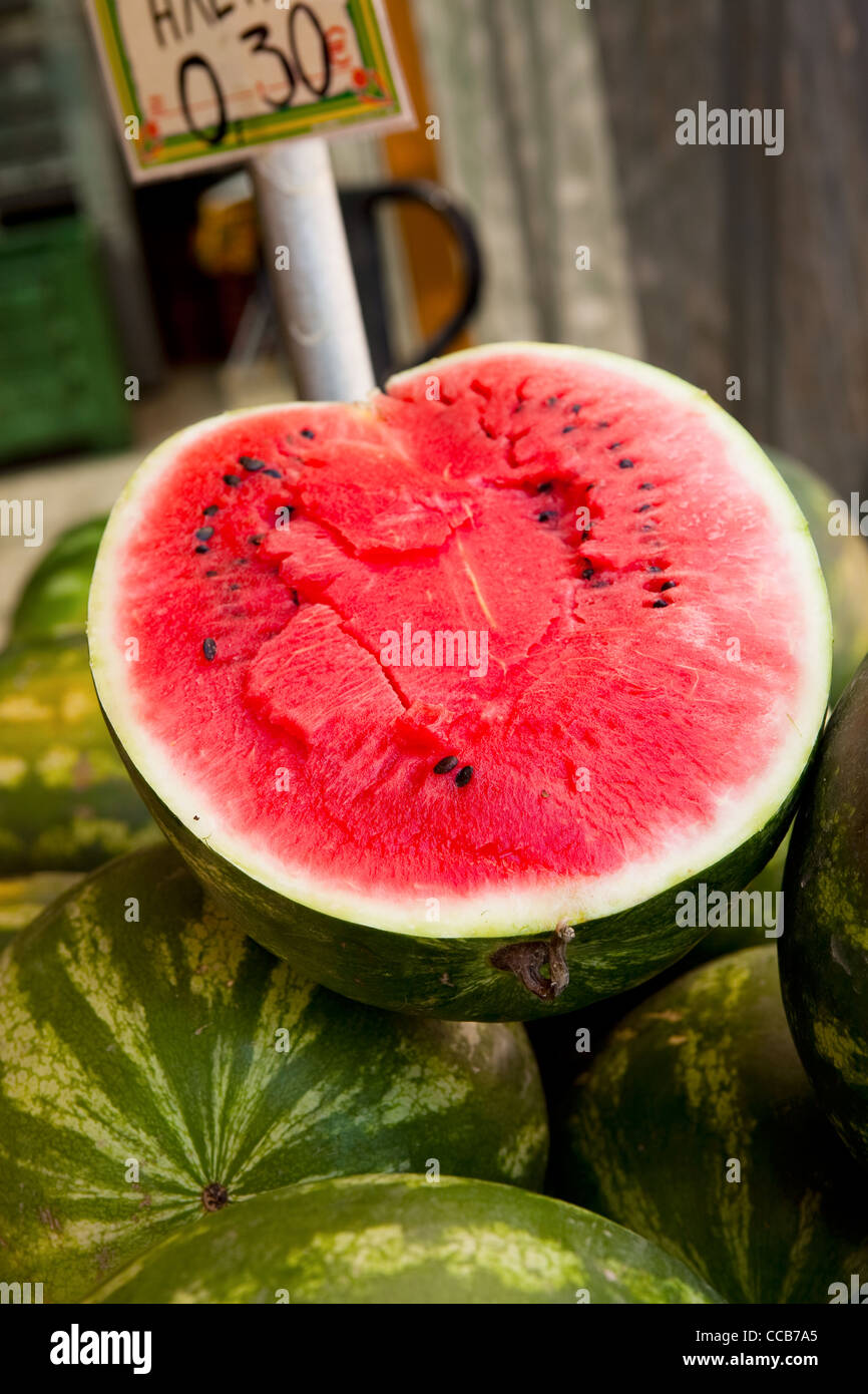 Close-up di anguria fresca su un frutto in stallo in Grecia Foto Stock