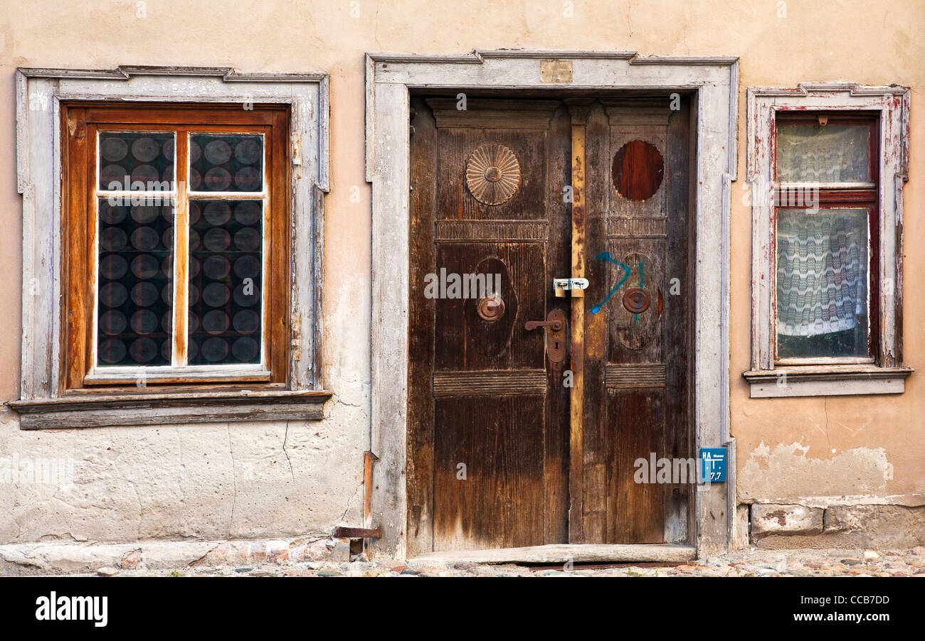 In legno antico porta anteriore e le finestre di casa diroccata nell'UNESCO città tedesca di Quedlinburg in Sassonia Anhalt, Germania Foto Stock