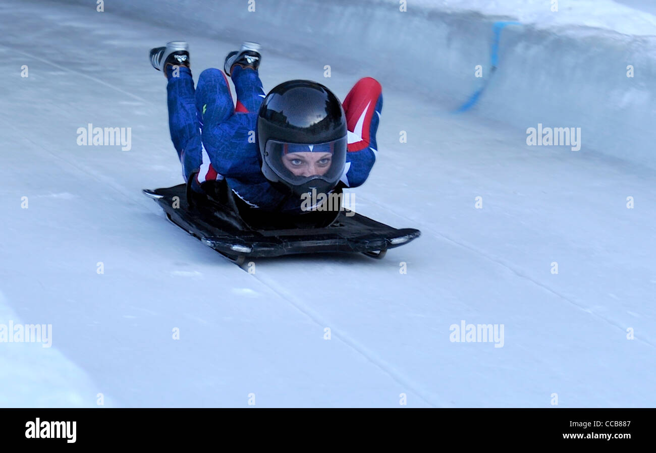 Donna formazione ufficiale riscalda nello scheletro categoria nella prima giovinezza Giochi Olimpici Invernali, Innsbruck 2012 Foto Stock