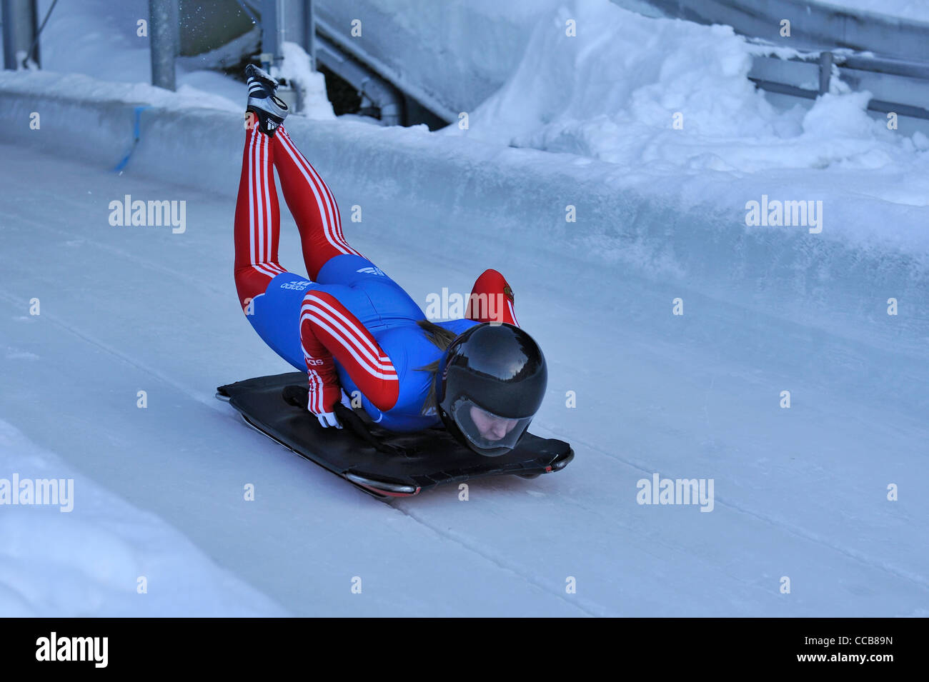 Donna formazione ufficiale riscalda nello scheletro categoria nella prima giovinezza Giochi Olimpici Invernali, Innsbruck 2012 Foto Stock