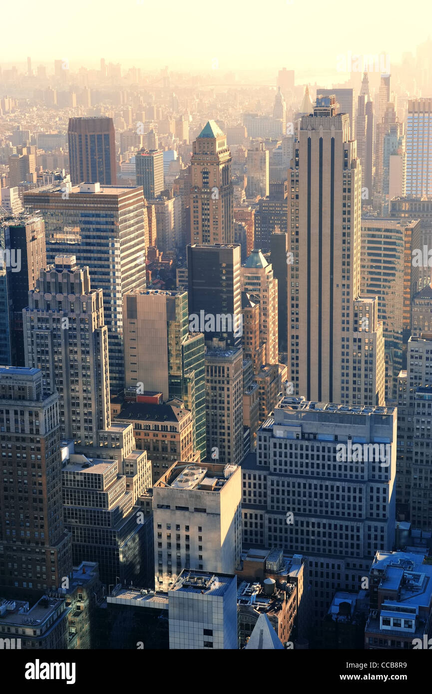 New York City grattacieli di Manhattan antenna vista panorama al tramonto. Foto Stock