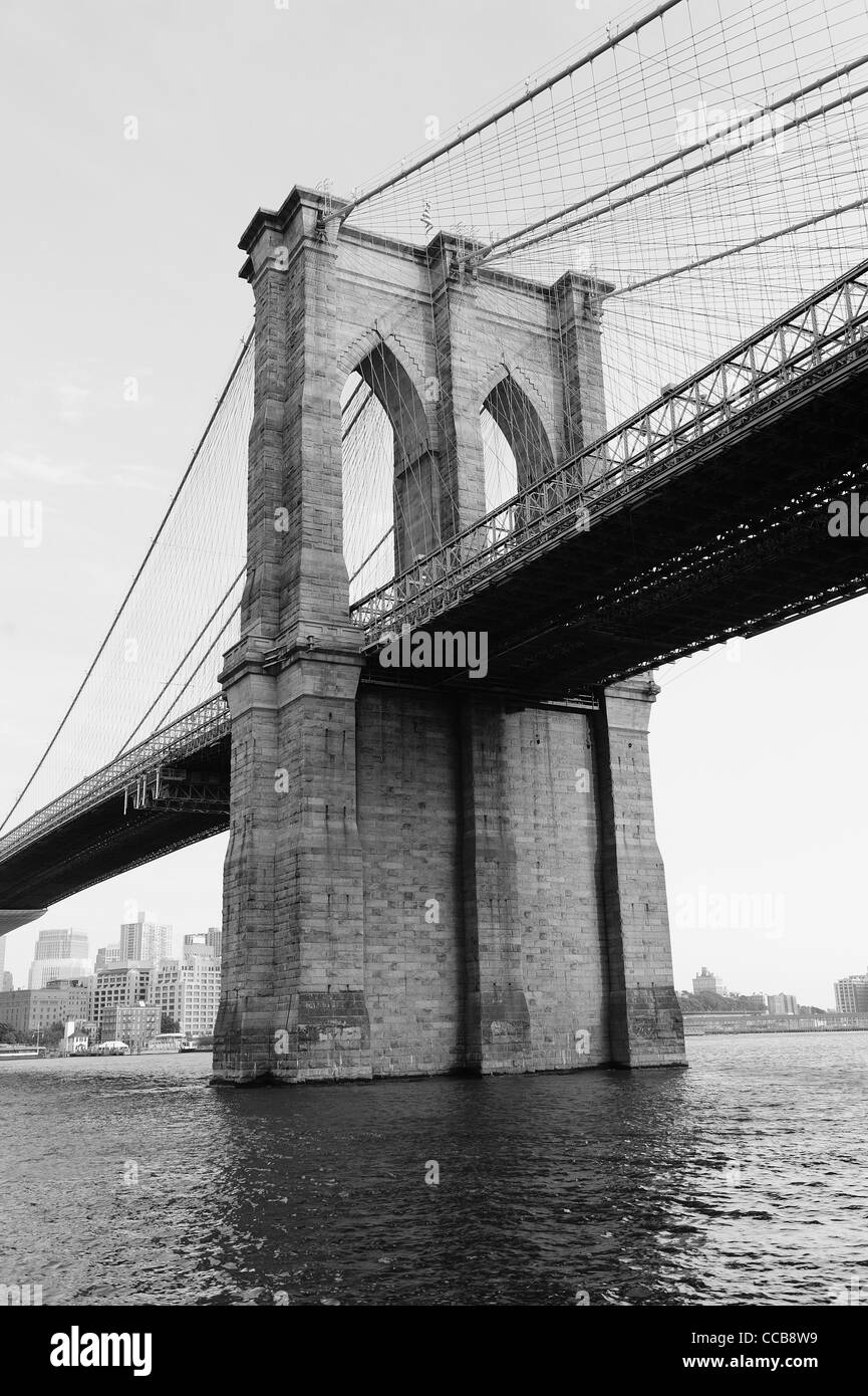 Ponte di Brooklyn in bianco e nero su East River visto dal New York City Manhattan inferiore waterfront. Foto Stock