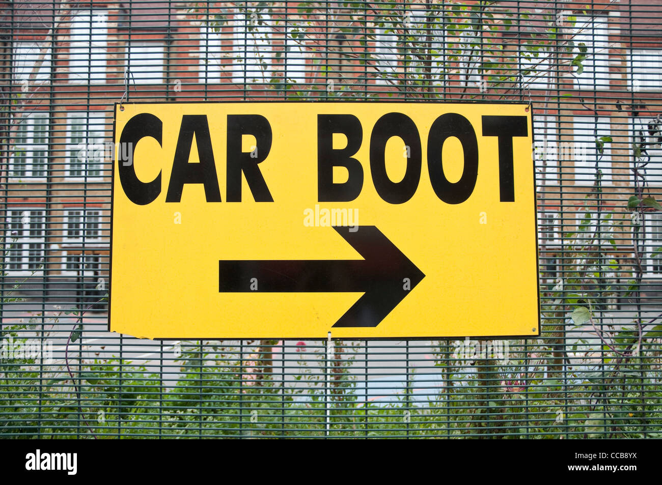 Un segno giallo rivolta verso il bagagliaio della vettura vendita, a Princess può scuola primaria, Stoke Newington, Hackney, Londra. Foto Stock