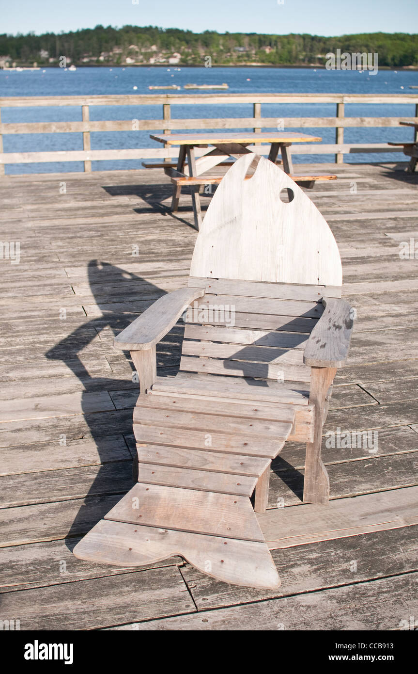 Un pesce a forma di sedia in legno all'aperto sulla terrazza a ratti Sprague di aragosta, Wiscasset, Maine, Stati Uniti d'America. Foto Stock