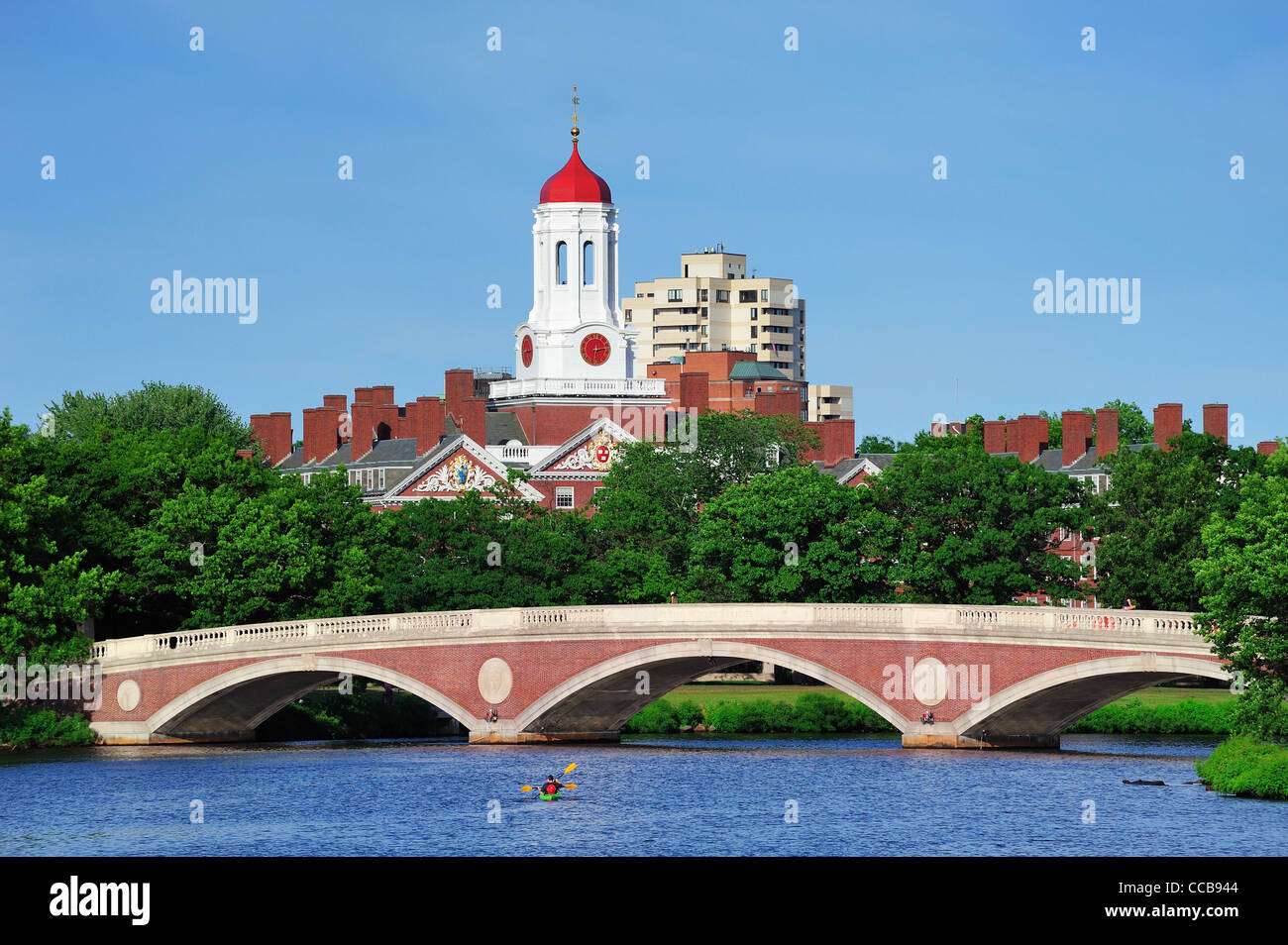 John W. Settimane Bridge e torre dell orologio su Charles River in Harvard University campus a Boston con alberi, barca e cielo blu. Foto Stock