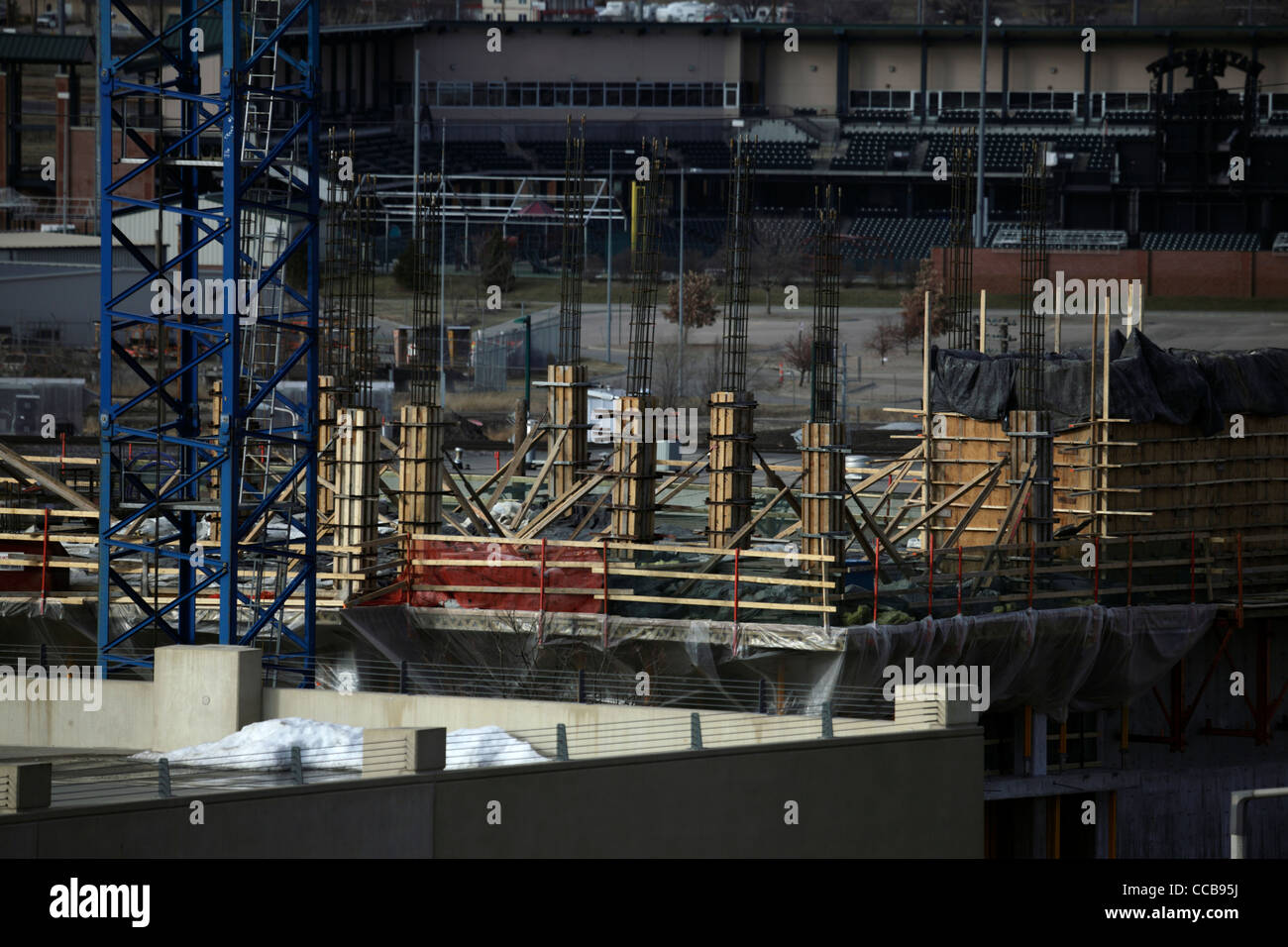 Post-tensionato in calcestruzzo dell'edificio sito, con gru base (in blu). Foto Stock