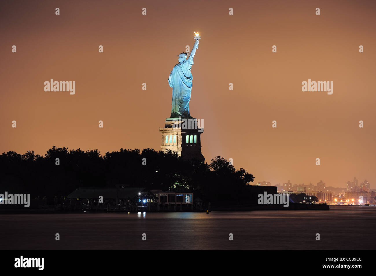 Statua della Libertà di notte illuminata da luci in Liberty Park di New York City. Foto Stock