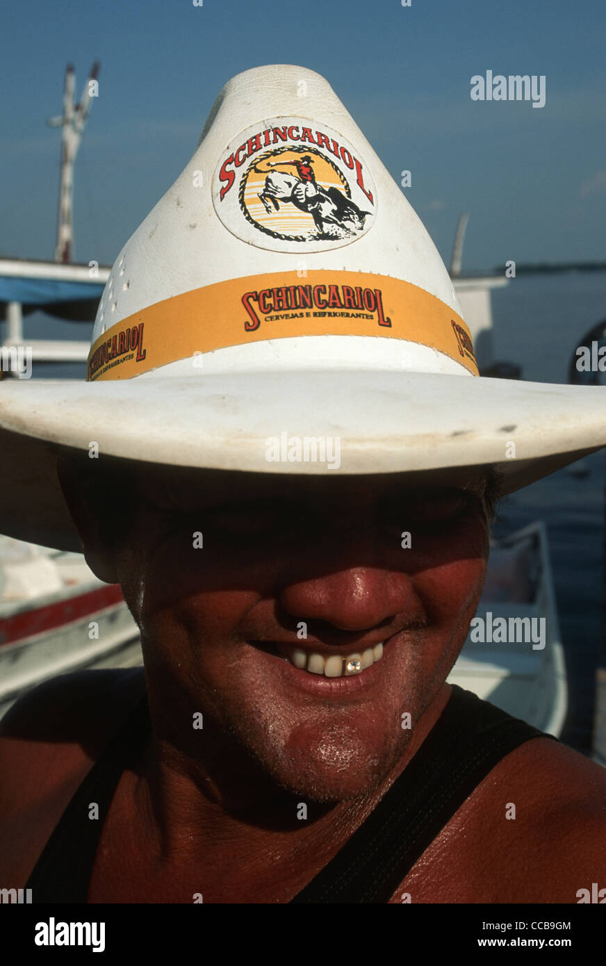 Amazonia, Brasile. Uomo con un diamante incastonato in una sua parte  anteriore incisivi indossando una birra Schincariol Cappello in cuoio Foto  stock - Alamy