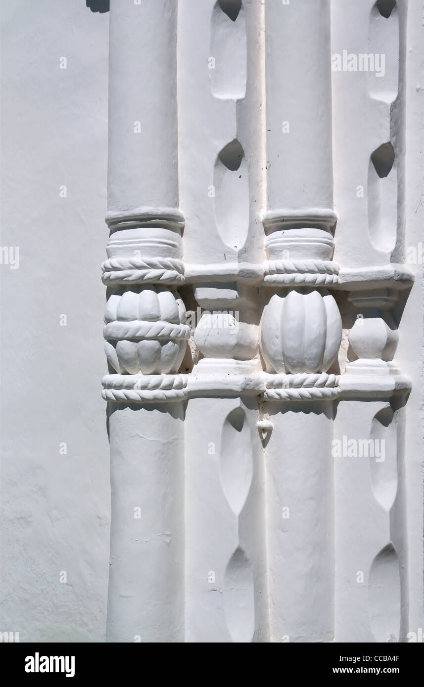 Elementi decorativi sul muro bianco Foto Stock