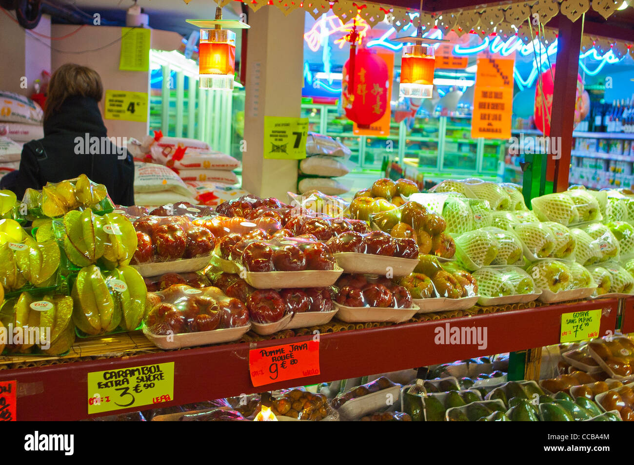 Parigi, Francia, frutta confezionata importata Shopping in frutta nel supermercato Chinatown, alimentari del quartiere asiatico, verdura, plastica per frutta e verdura imballaggio in plastica, cibo confezionato in francia, fruttivendolo all'interno Foto Stock