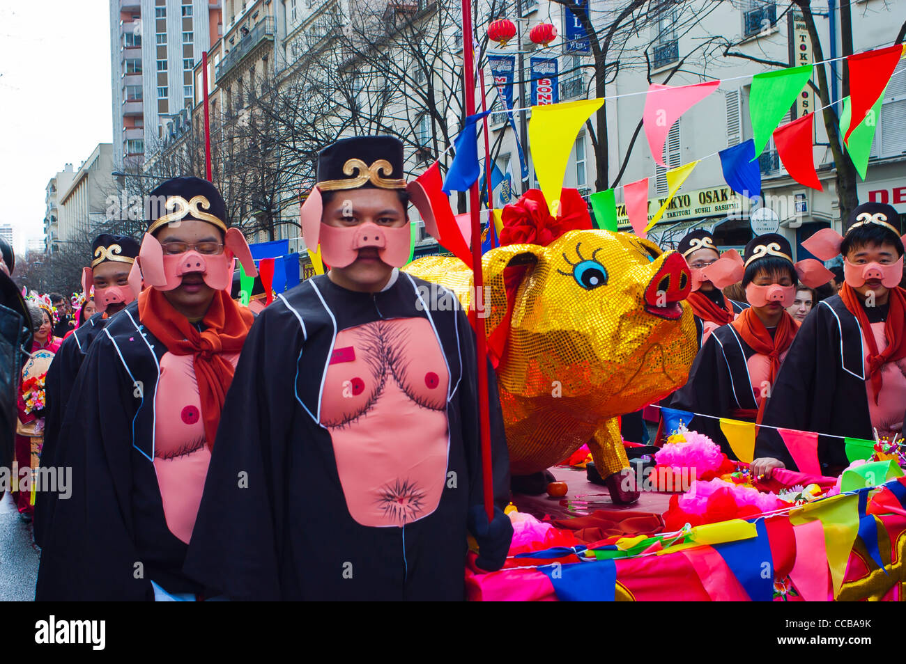 Parigi, Francia, Francese adolescenti cinesi in costumi tradizionali, sfilando in cinese nuovi anni di carnevale in strada Foto Stock