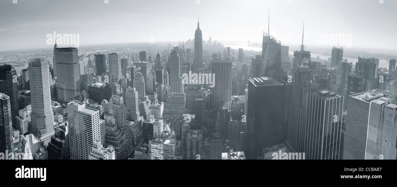 New York skyline della città in bianco e nero in midtown Manhattan panorama dell'antenna in vista del giorno. Foto Stock