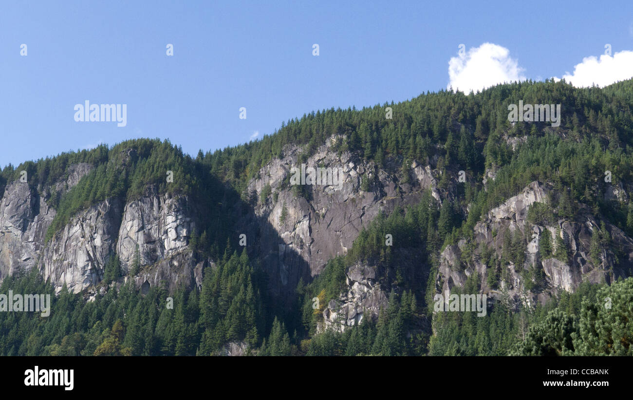 Una roccia di fronte popolare per gli alpinisti al indice, Washington. Foto Stock