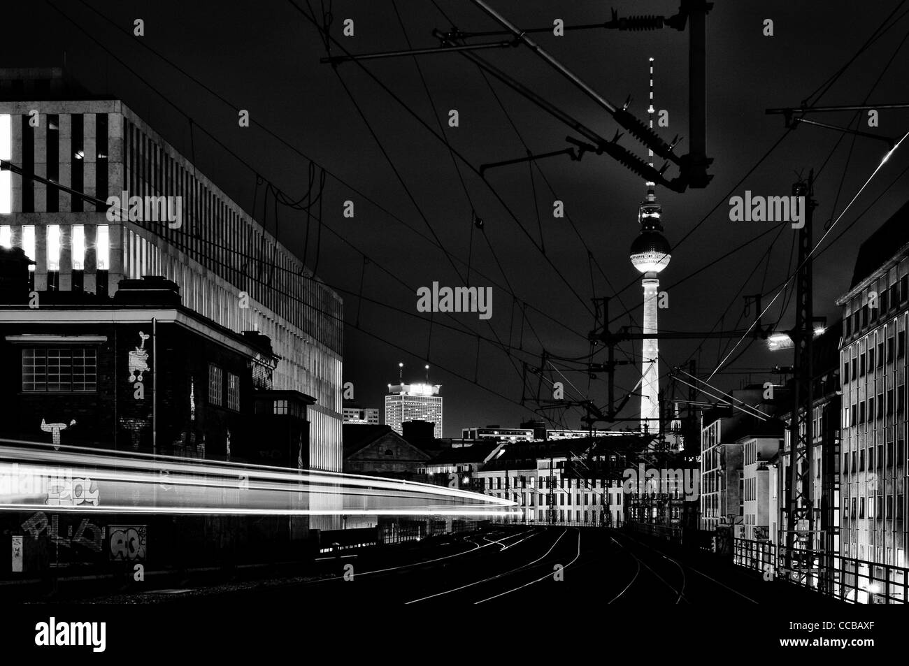 La stazione ferroviaria e la torre della TV ad Alexanderplatz. Nero-bianco. Film stilizzato. La granella. Foto Stock