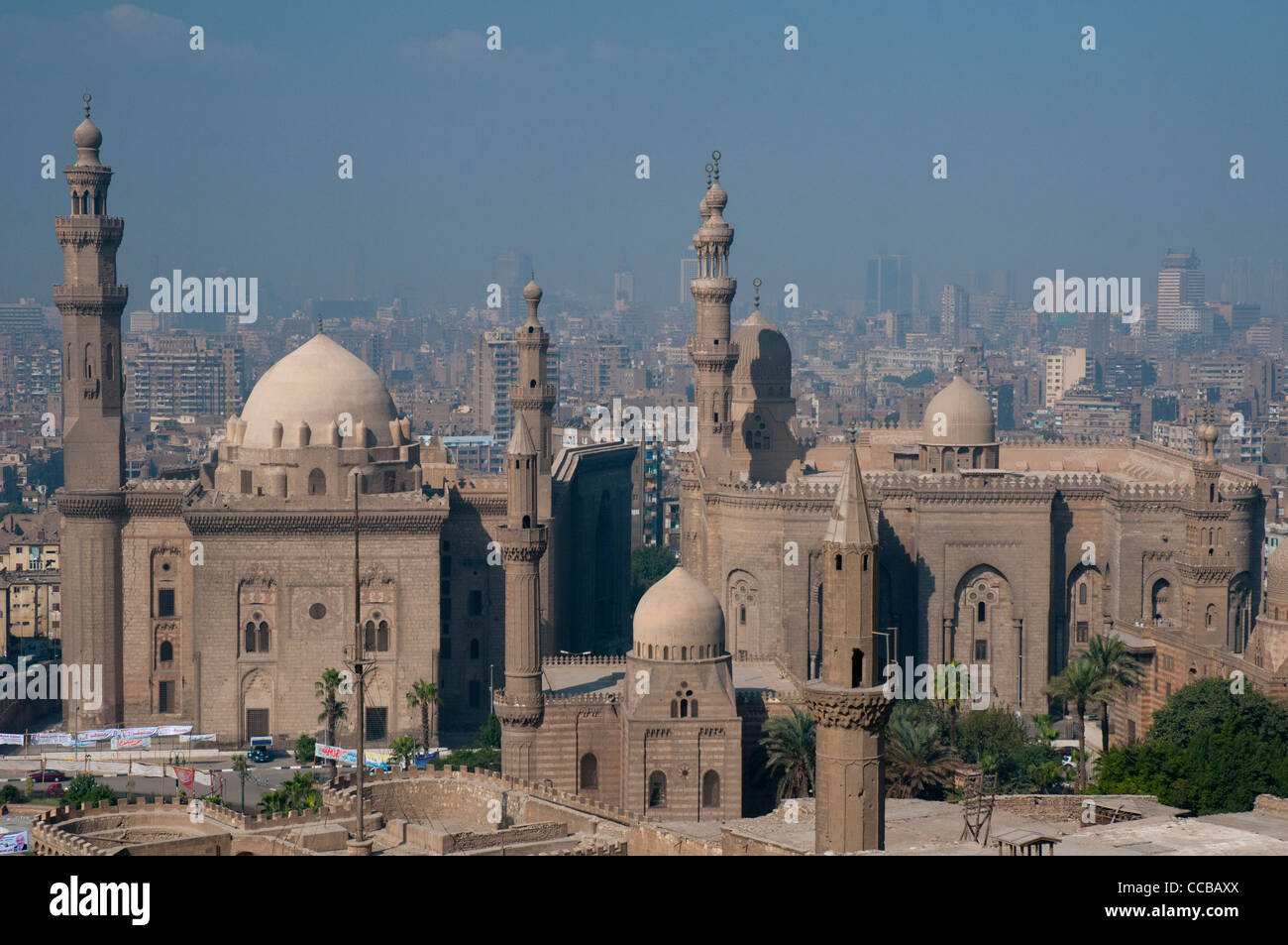 Twin moschee del sultano Hassan e Ar Rifai, visto dalla Cittadella, il Cairo Foto Stock