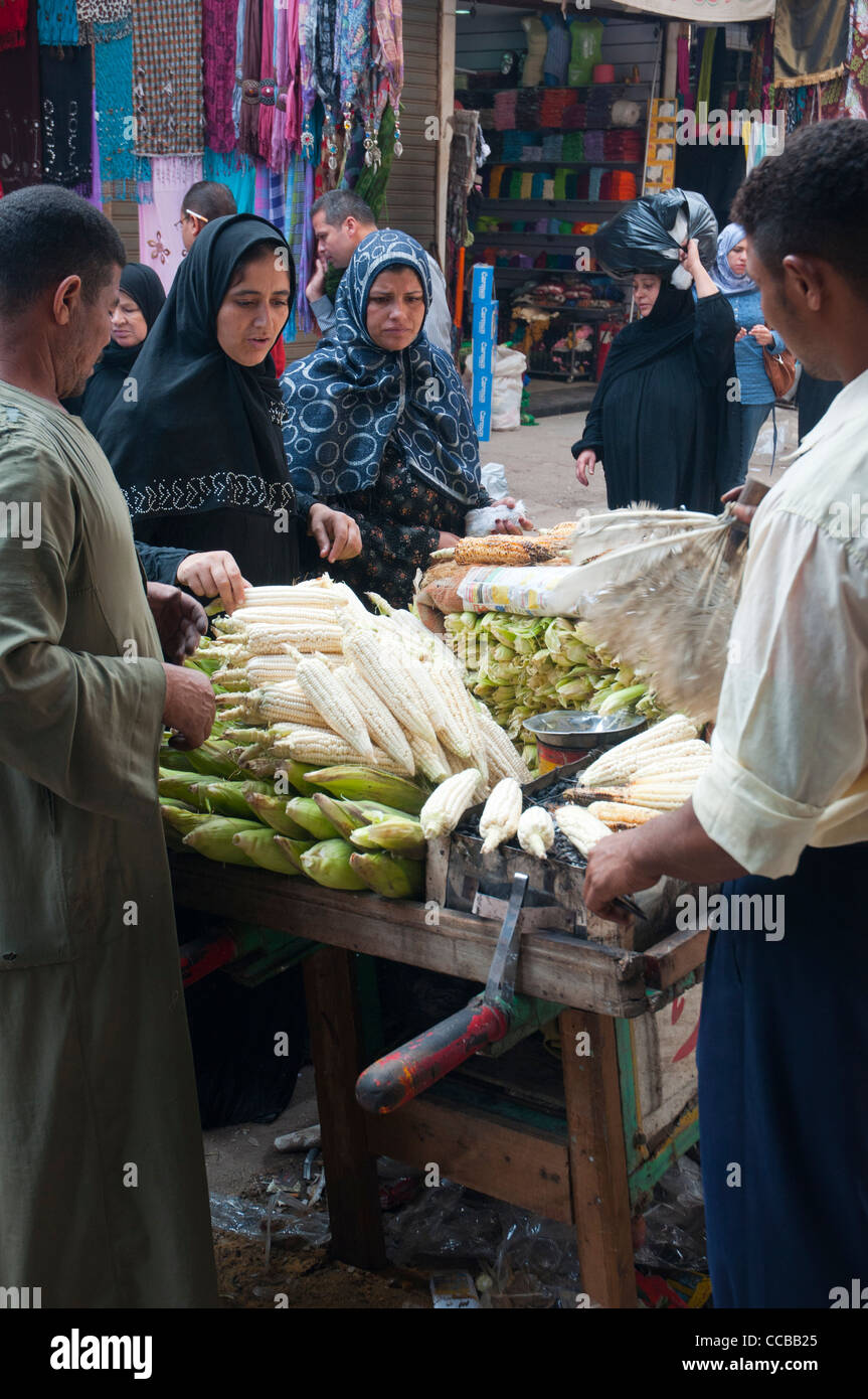 Gli acquirenti di al-Muski, una stradina nel quartiere islamico del Cairo Vecchio (Masr al-Qadima) che si apre su Midan el-Hussain. Foto Stock