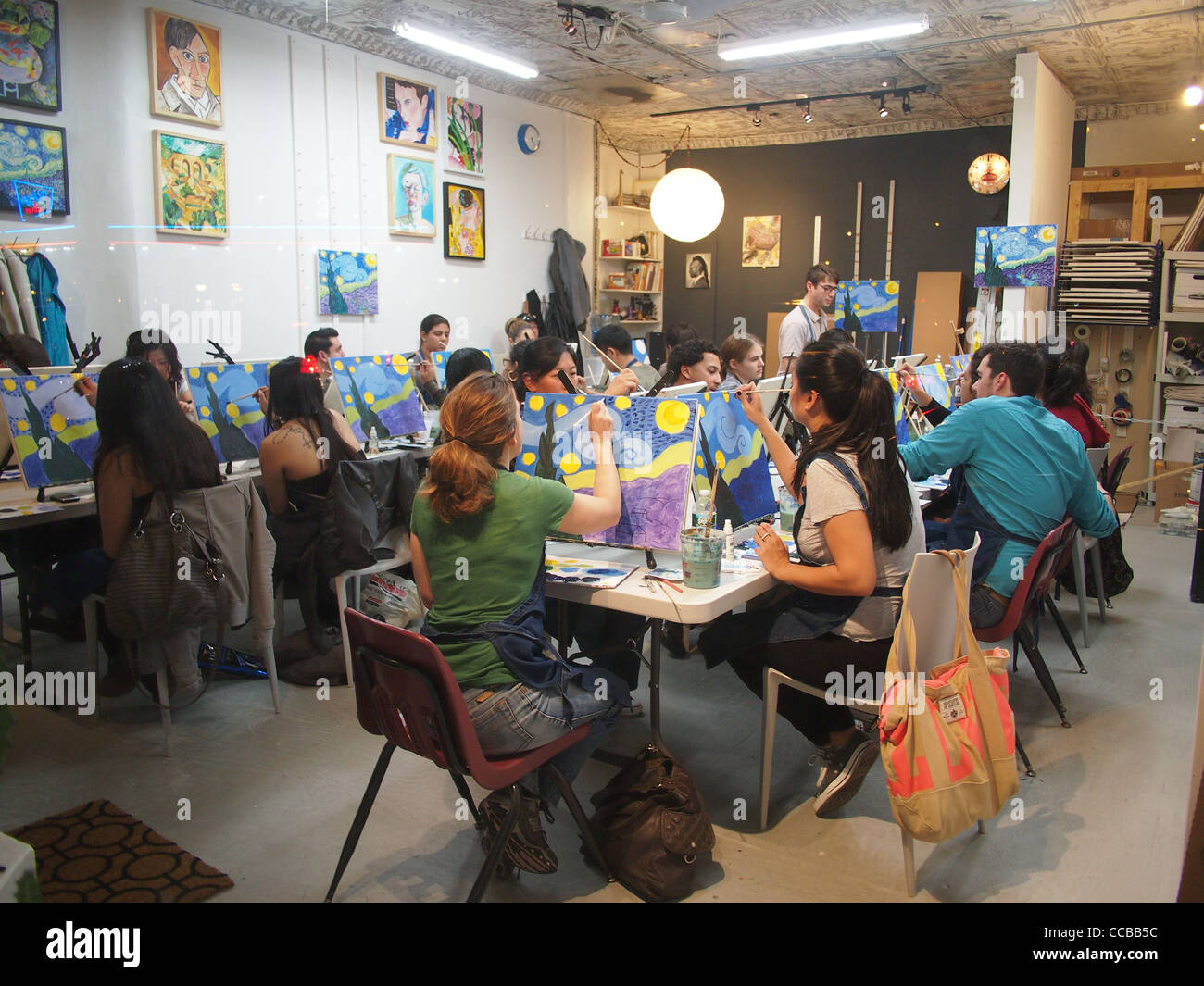 Studenti e insegnanti in classe d'arte copia di Van Gogh "Rimani notte", Brooklyn, New York Foto Stock