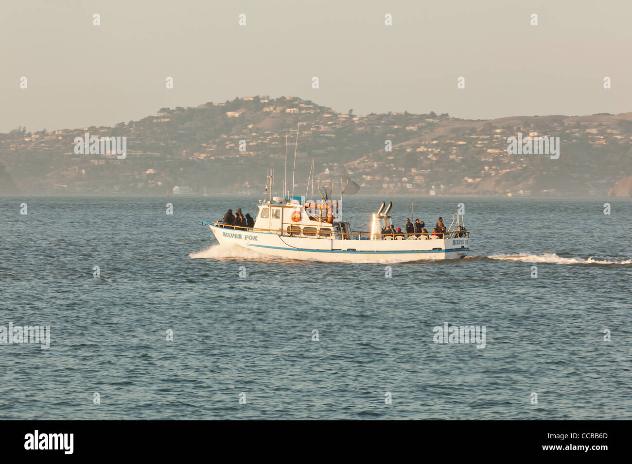 Una carta barca da pesca lasciando per acqua profonda Foto Stock