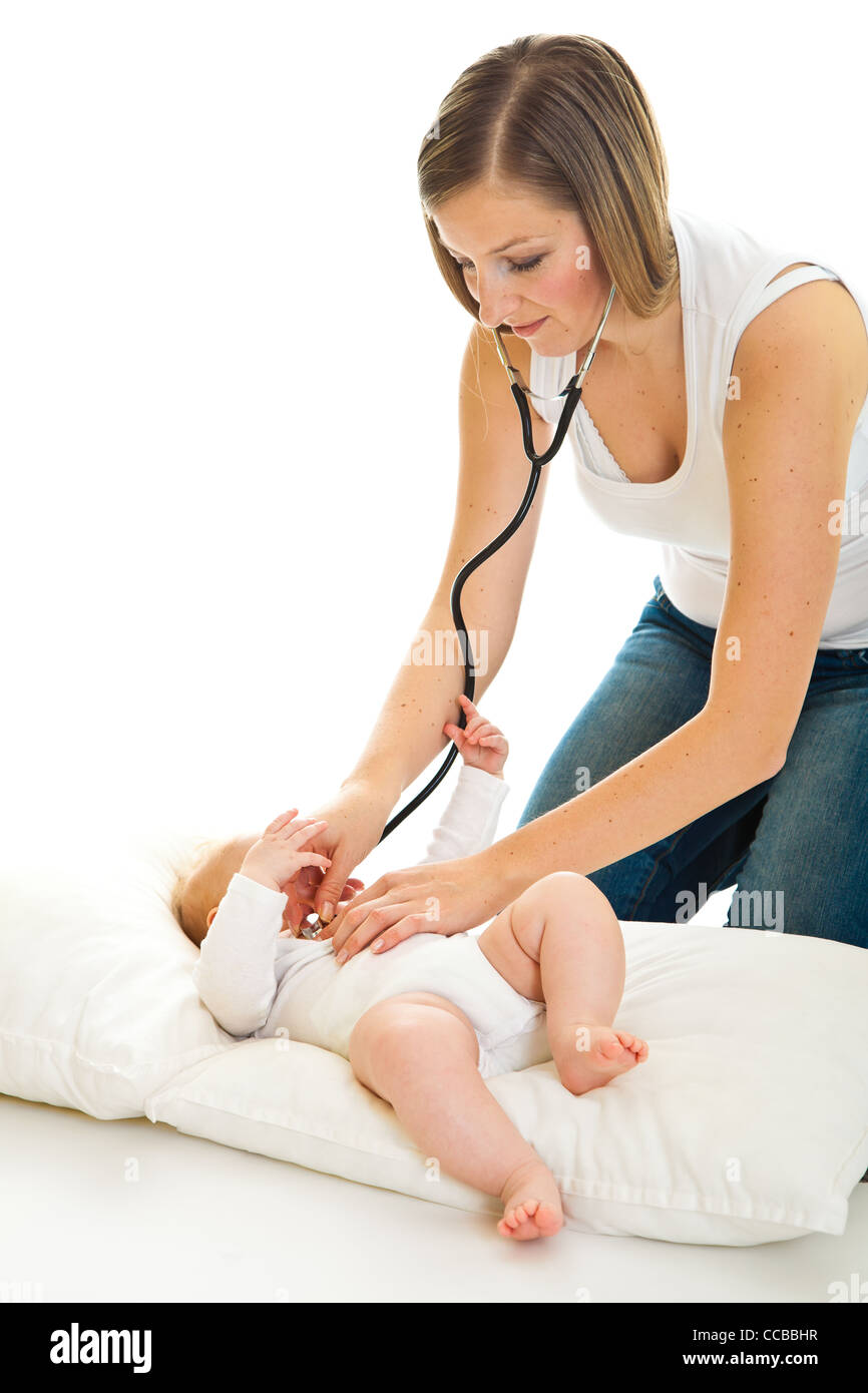 Madre ausculating infant Baby girl su bianco Foto Stock