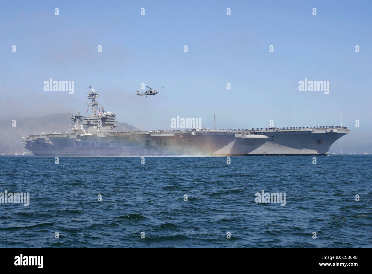 Classe Nimitz portaerei USS Carl Vinson (CVN 70) entra nella Baia di San Francisco. Foto Stock