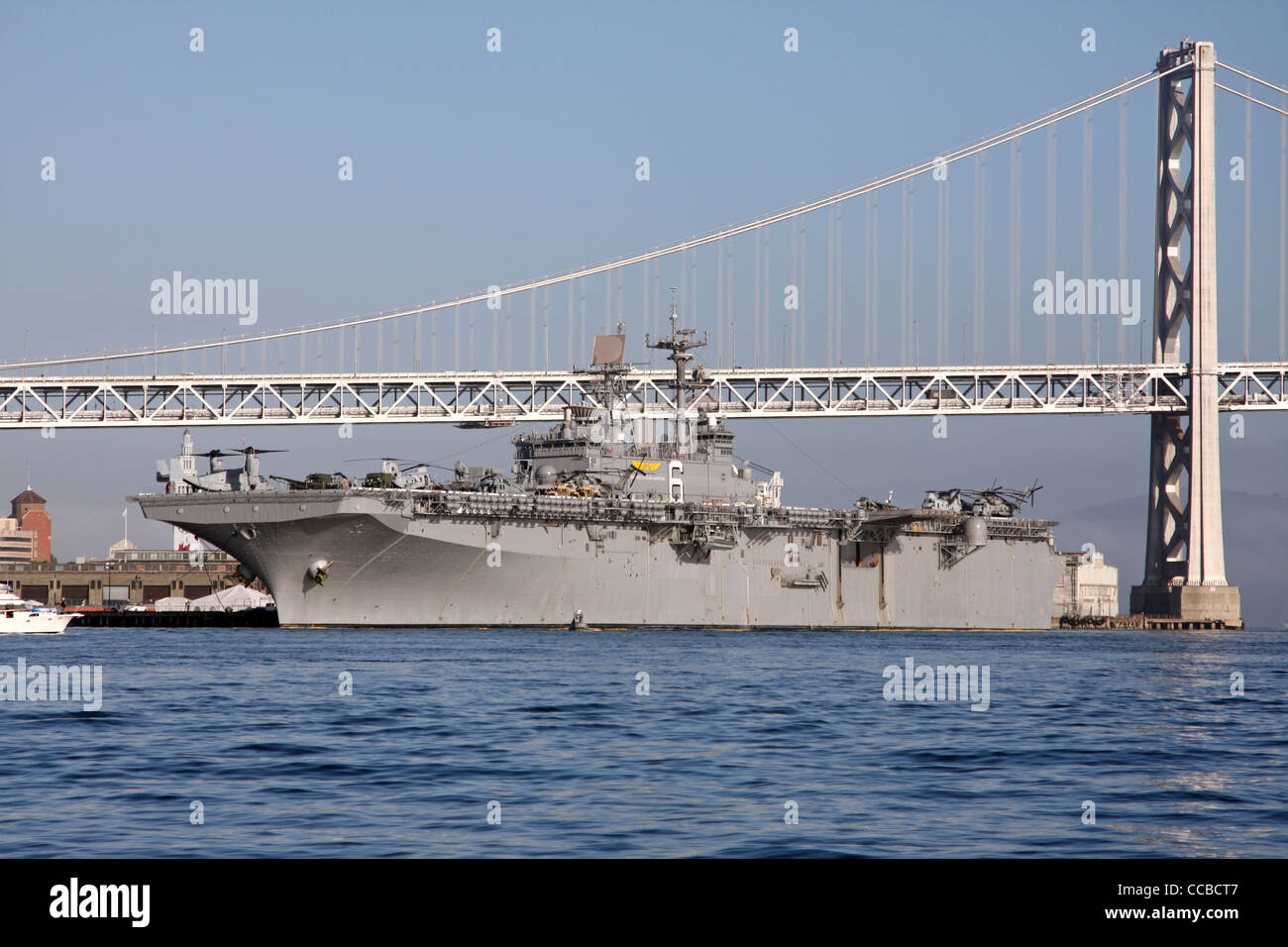 Classe Wasp Amphibious Assault nave USS Bonhomme Richard (LHD-6) ancorato lungo il San Francisco waterfront. Foto Stock