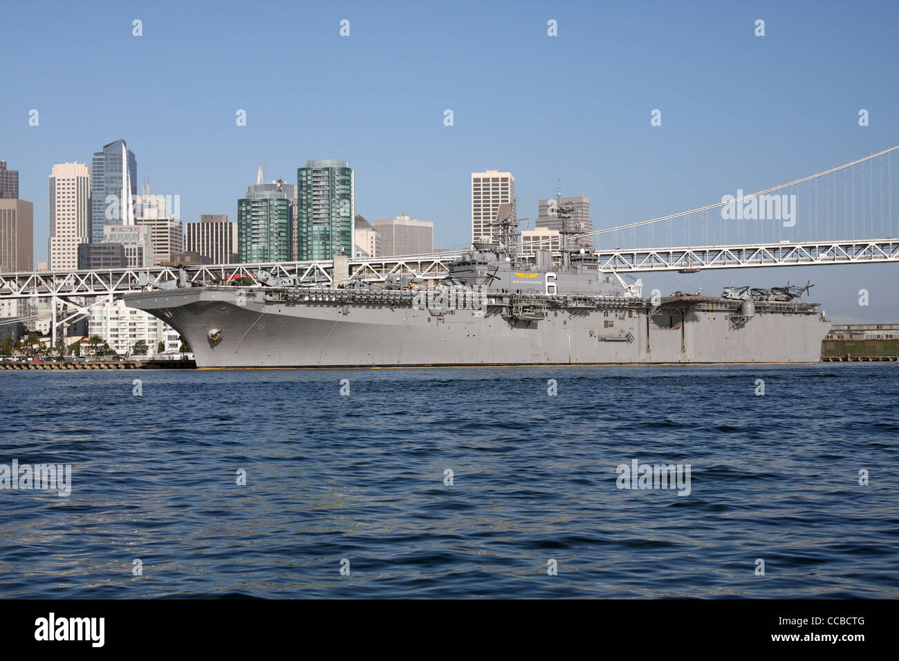 Classe Wasp Amphibious Assault nave USS Bonhomme Richard (LHD-6) ancorato lungo il San Francisco waterfront. Foto Stock