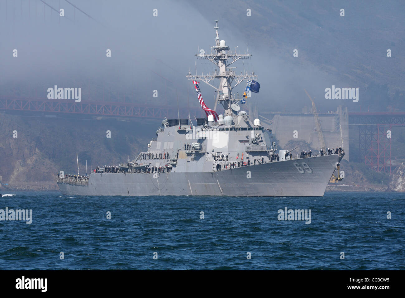 Arleigh Burke class Aegis missile destroyer USS Milius (DDG-69) entra nella Baia di San Francisco. Foto Stock