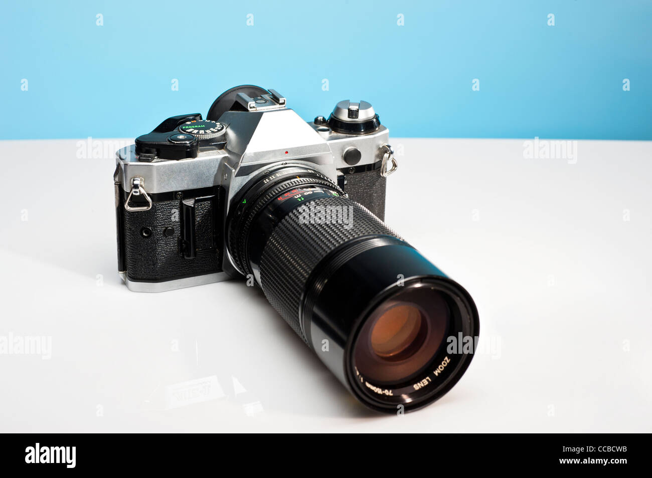 Un vecchio film camera con un teleobiettivo con zoom attaccato. Tutti i marchi e i loghi sono state digitalmente rimosso Foto Stock