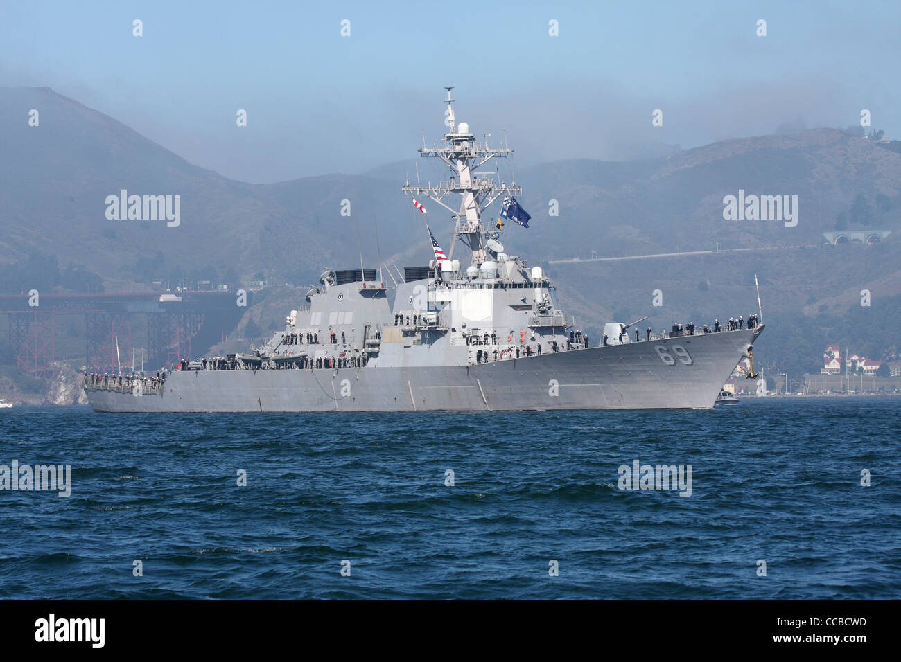Arleigh Burke class Aegis missile destroyer USS Milius (DDG-69) entra nella Baia di San Francisco. Foto Stock