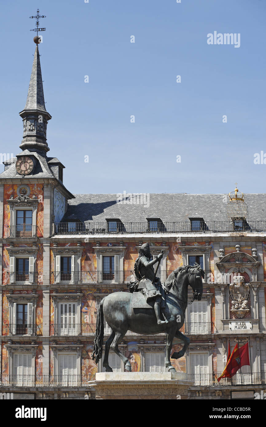 La facciata della Casa de la Panadería e la statua del re Filippo III, Plaza Mayor, Madrid, Spagna Foto Stock