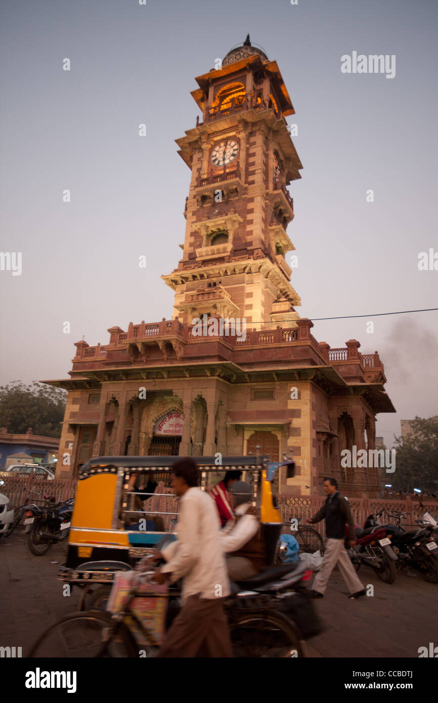 La Torre dell Orologio e Sardar Girdikot il mercato di Jodhpur in Rajasthan, India Foto Stock