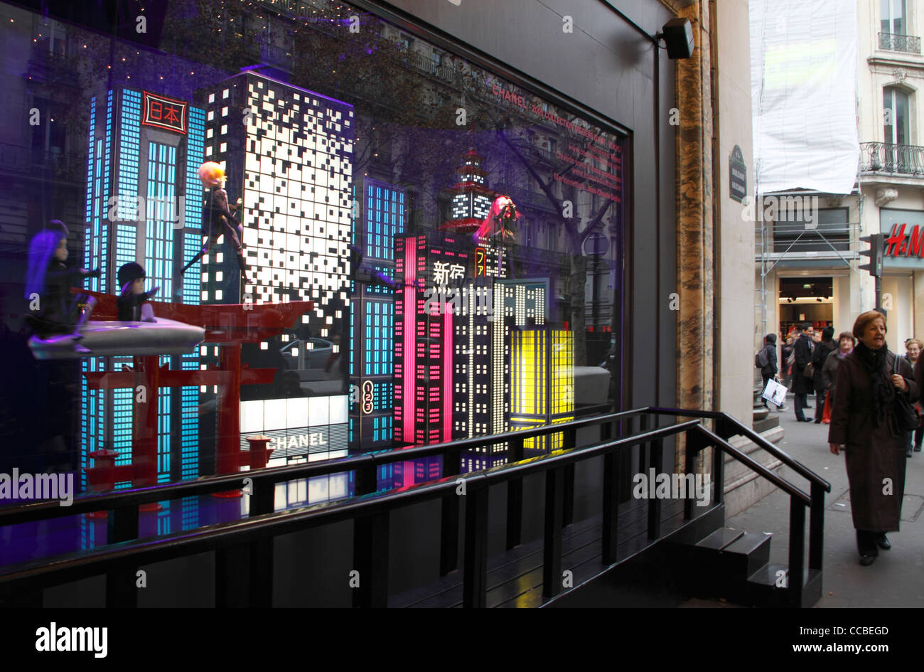 Il Natale di windows a Printemps department store, omaggio a Karl Lagerfeld, Boulevard Haussmann, Parigi, Francia Foto Stock