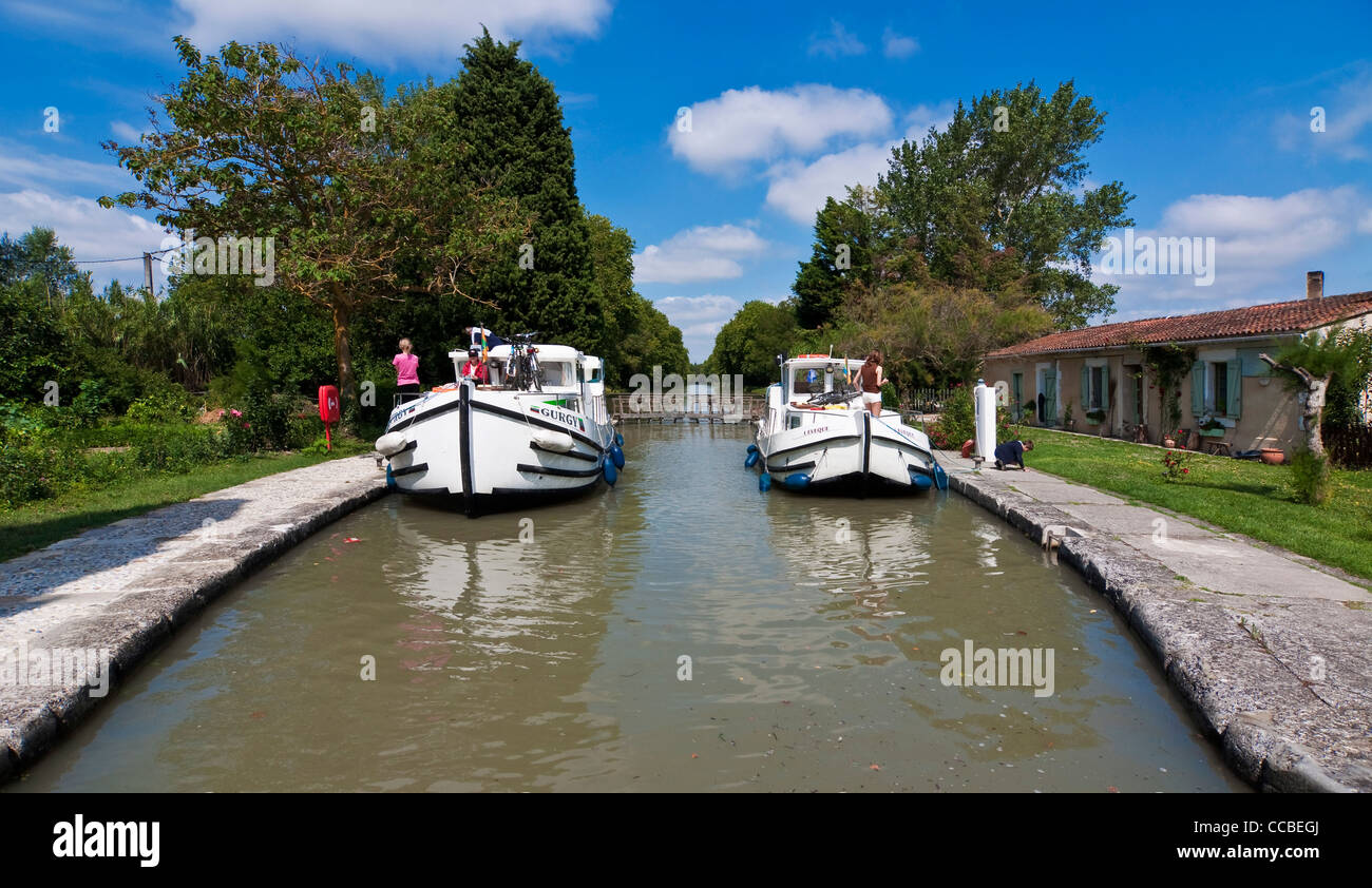 Due barche in una serratura sul Canal du Midi - Sud della Francia Foto Stock
