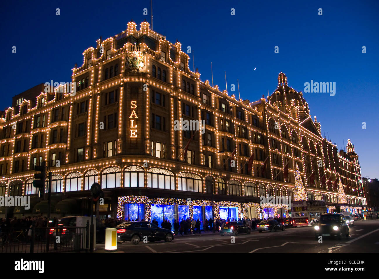 Edificio di Harrods di notte durante la vacanza invernale in vendita - Londra (UK) Foto Stock