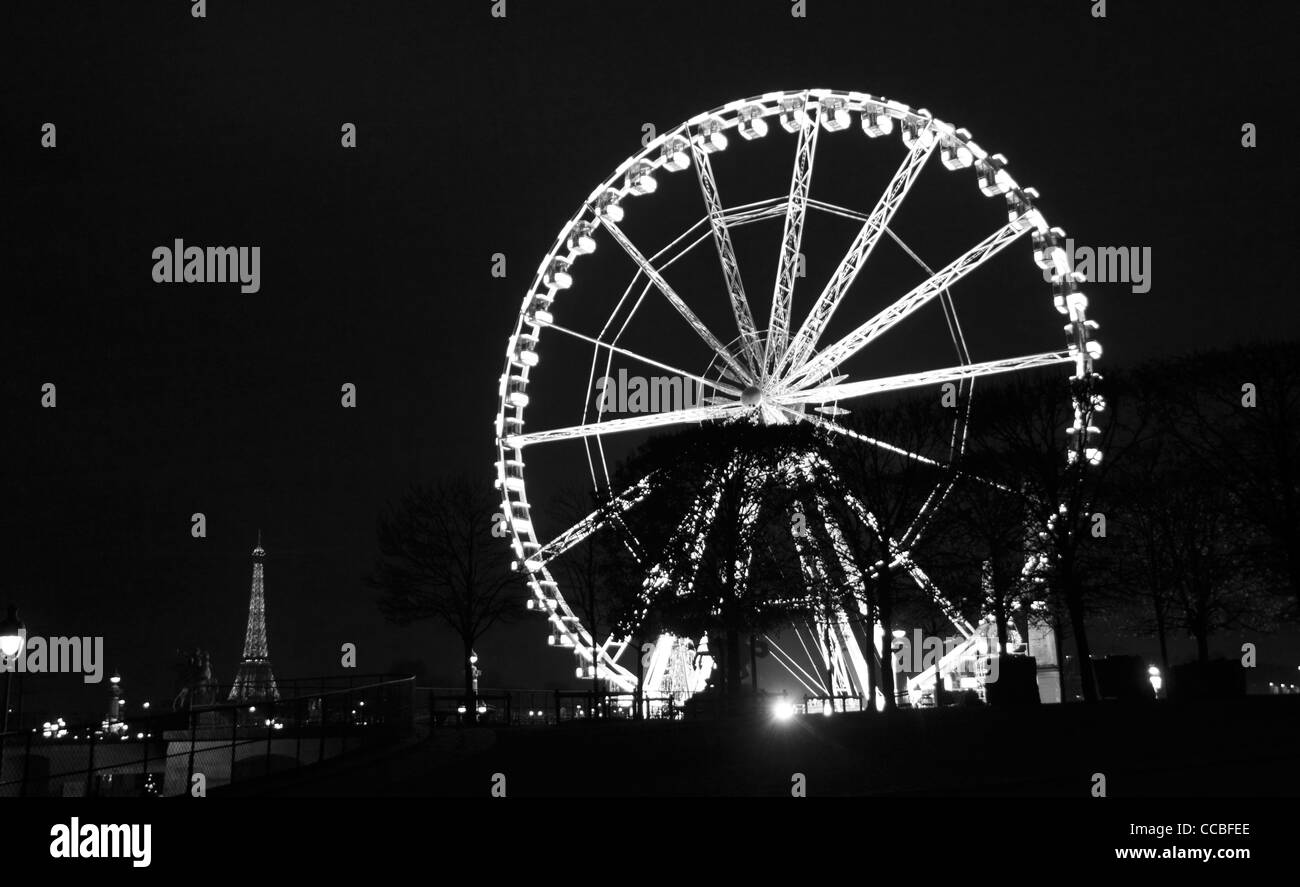 Place de la Concorde, Natale ruota panoramica Ferris di notte e vista sulla Torre Eiffel, Parigi, Francia Foto Stock