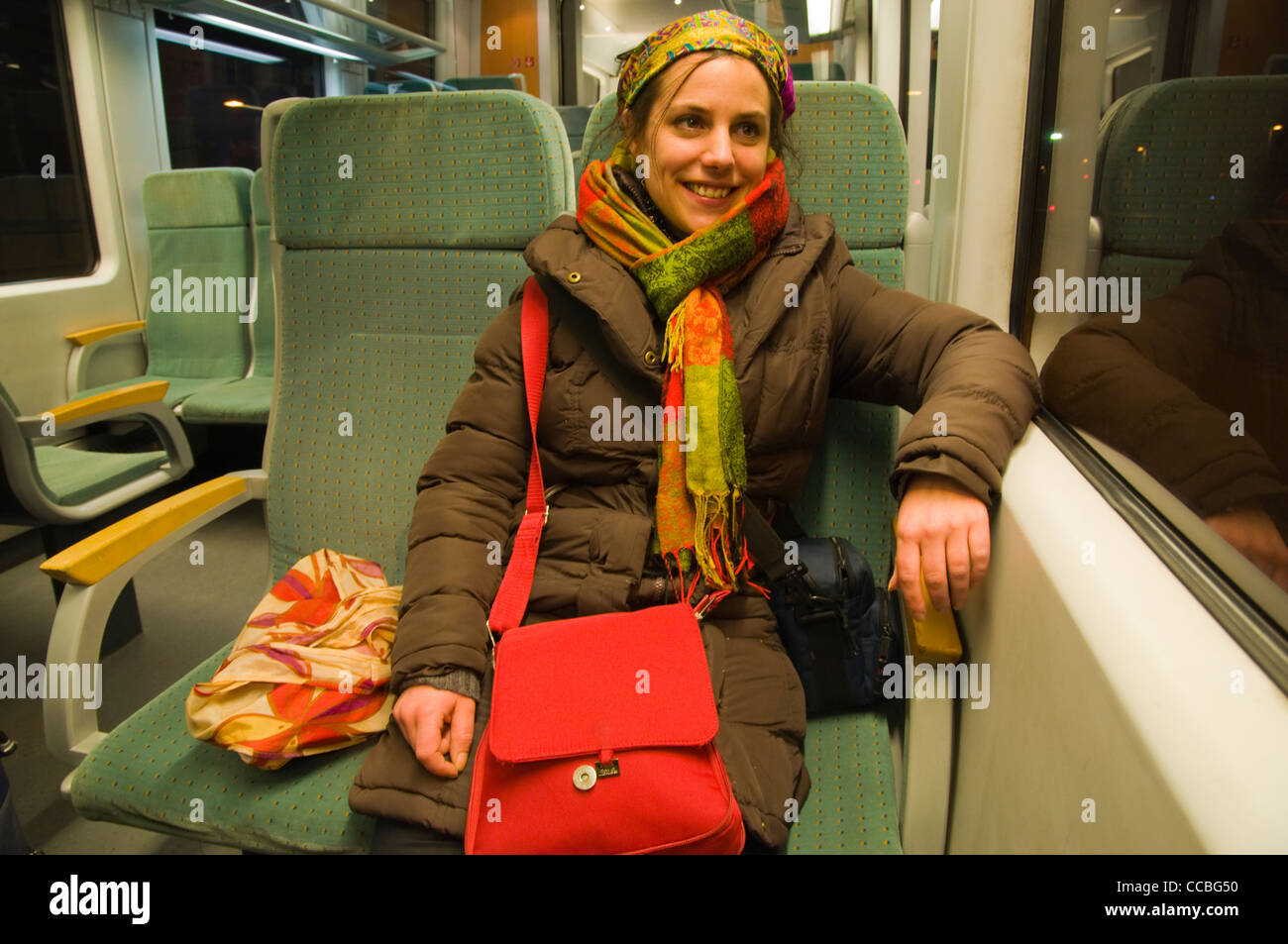 Una donna nel suo fine 20s che viaggiano a scartamento ridotto ferroviario tra la Baviera in Germania e Repubblica Ceca Europa Foto Stock