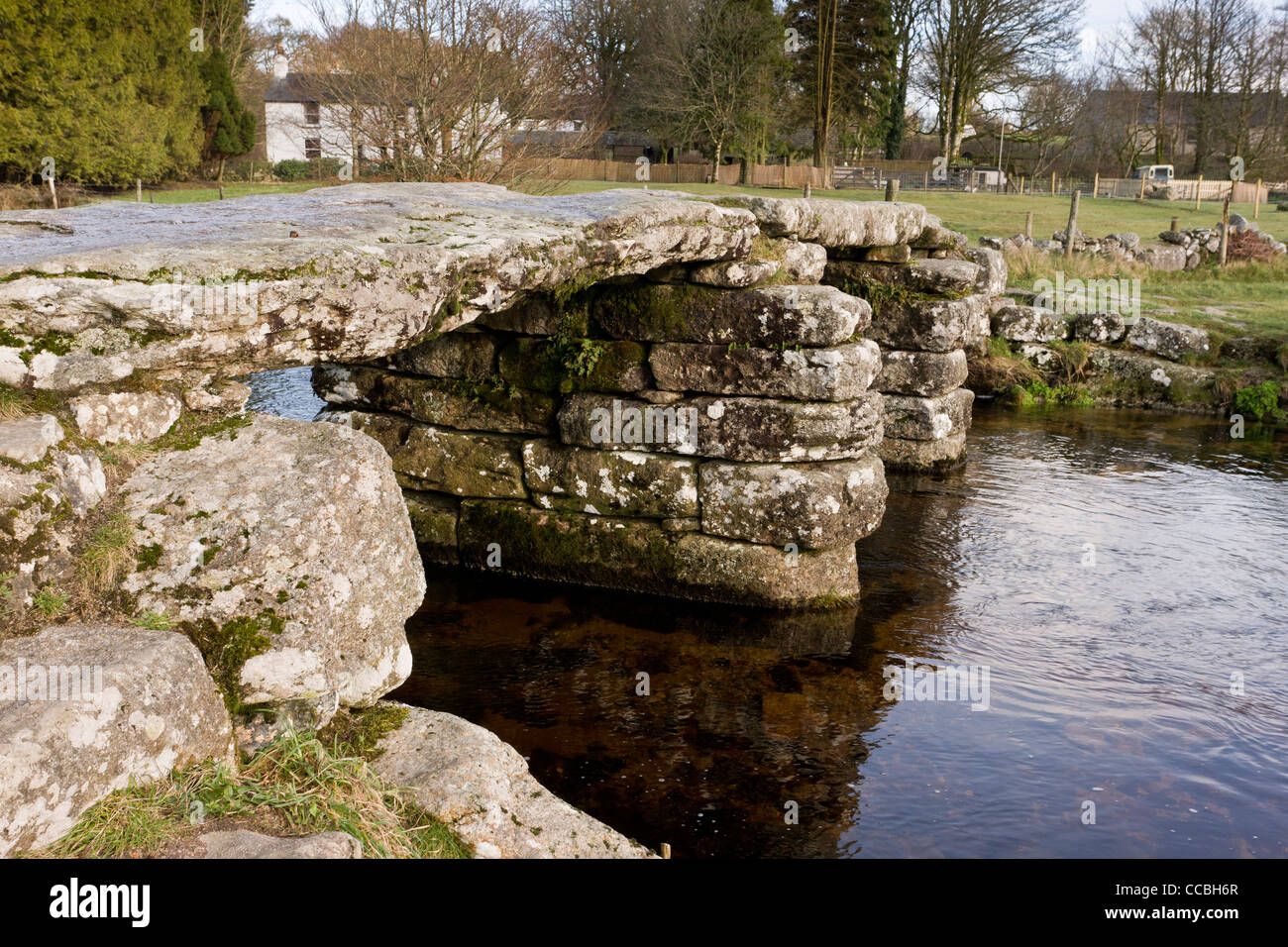 Battaglio medievale ponte, costruito da lastre di granito, oltre il Cherry Brook presso Postbridge; Dartmoor Devon. Foto Stock