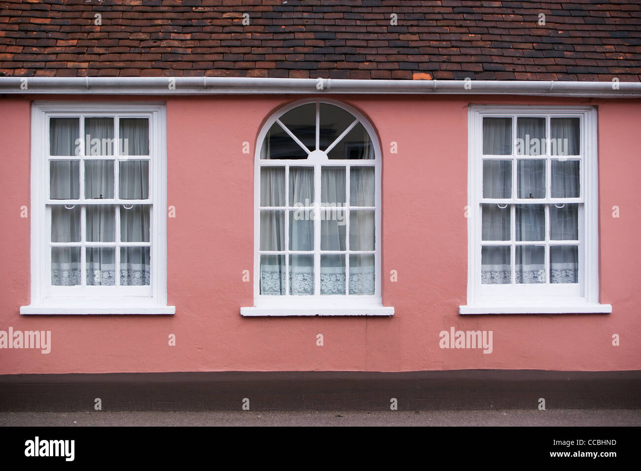 Windows in una casa in paese, Stratford Santa Maria, Suffolk, Inghilterra Foto Stock