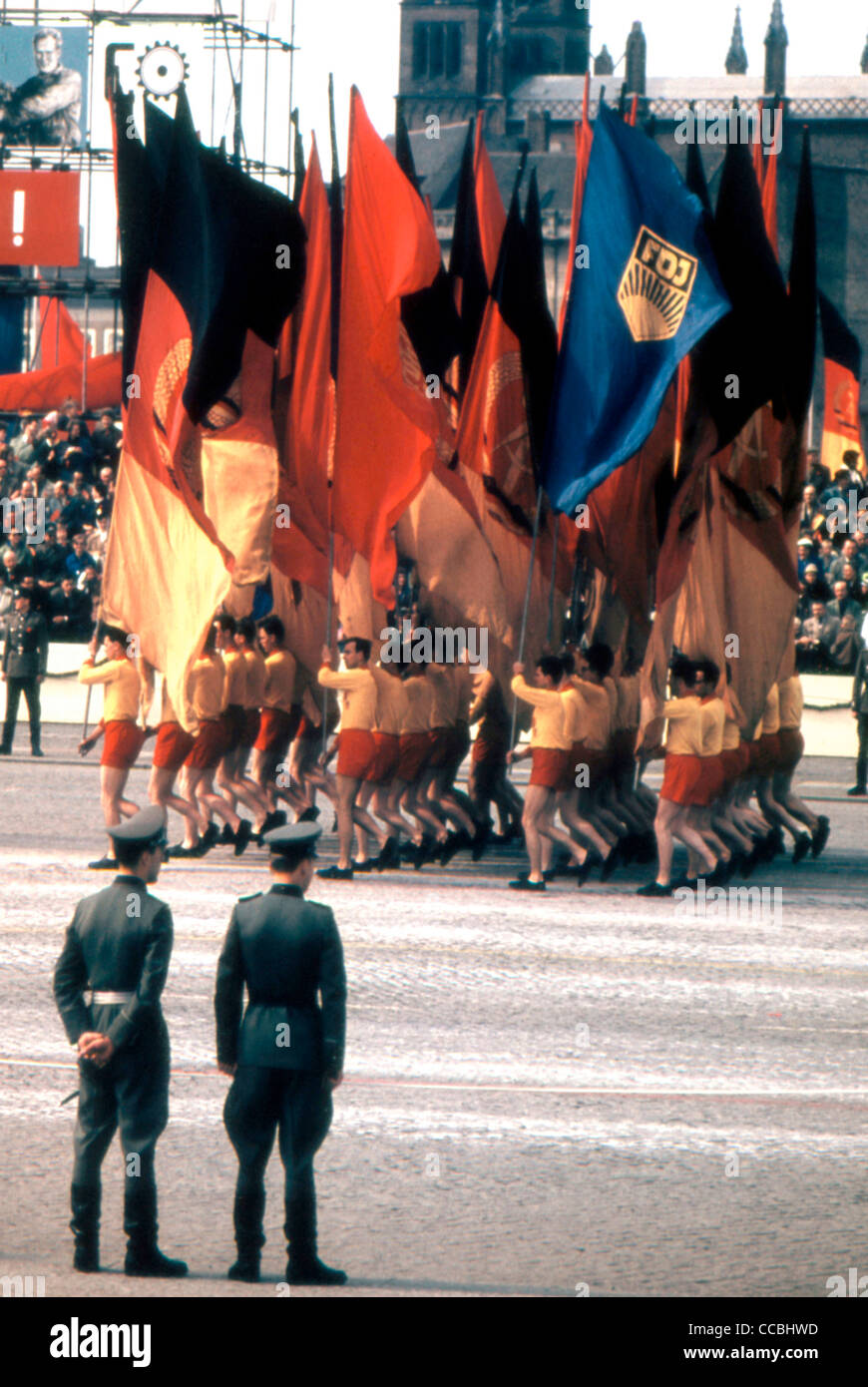 Dimostrazione il 1 maggio 1960 a Berlino Est con striscioni e bandiere. Foto Stock