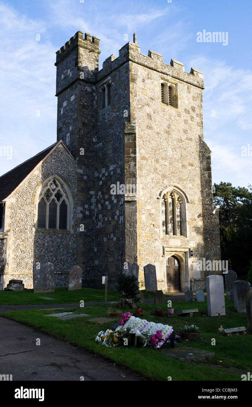 La chiesa parrocchiale e il sagrato della chiesa di St Margaret nel Sussex WWest villaggio di Angmering Foto Stock