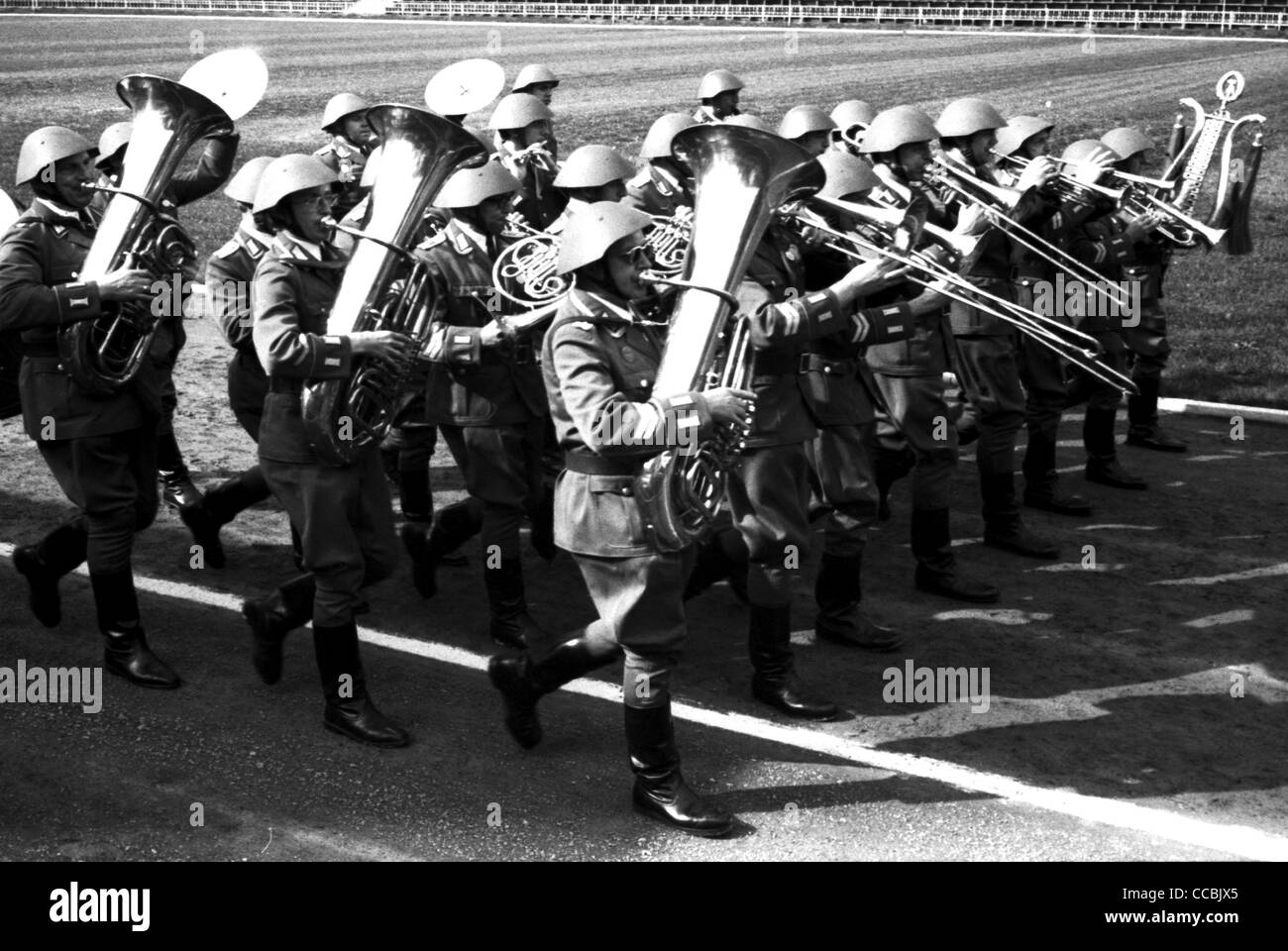 Cerimonia militare per alumni degli ufficiali Highschool di l'esercito popolare nazionale NVA della RDT. Foto Stock
